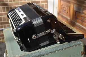 La tosca store accordion